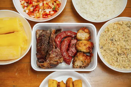 Sete ideias de acompanhamentos simples e saborosos para churrasco