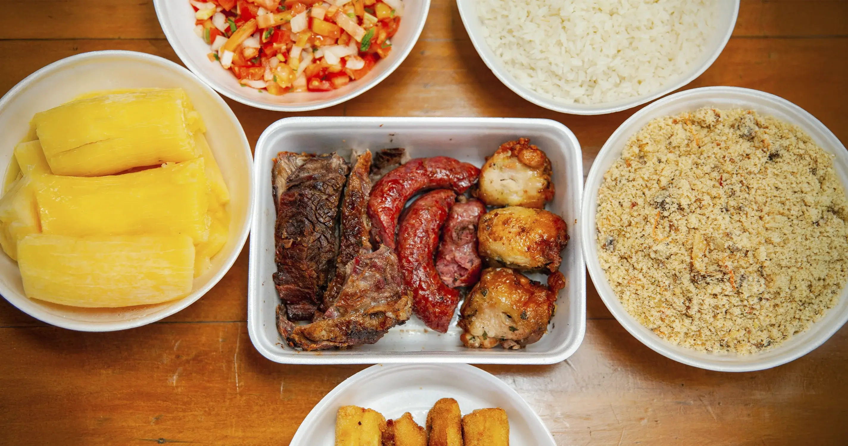 Sete ideias de acompanhamentos simples e saborosos para churrasco slide 1