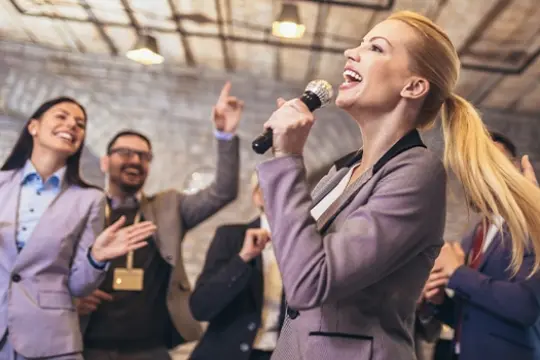 Transforme o ambiente de trabalho com diversão: ideias para confraternizações na empresa