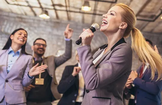 Transforme o ambiente de trabalho com diversão: ideias para confraternizações na empresa slide 1