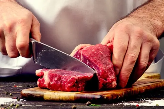 Curiosidade: você sabe como cortar carne para não ficar dura?