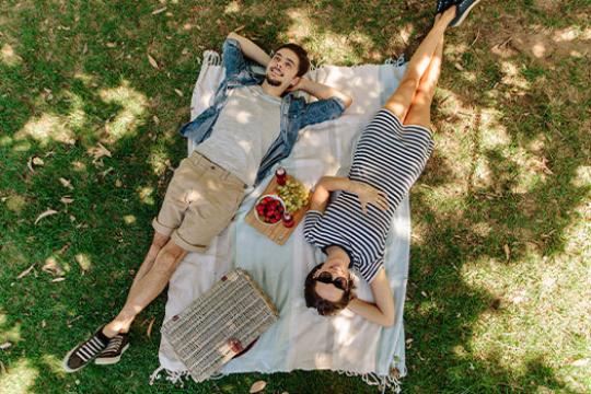 Como fazer um piquenique romântico: o que levar e como organizar
