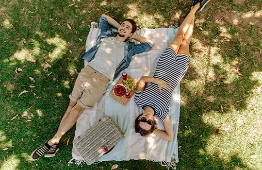 Como fazer um piquenique romântico: o que levar e como organizar slide 1