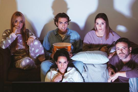 Maratonas em boa companhia: dicas de séries para assistir com os amigos