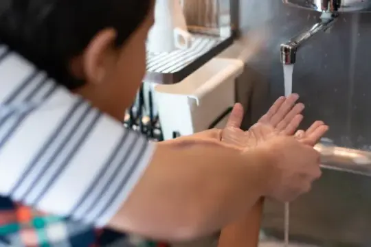 Por que lavar as mãos antes das refeições? Saiba como explicar aos pequenos