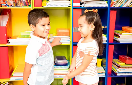 Como lidar com a timidez infantil? Veja dicas práticas! slide 1