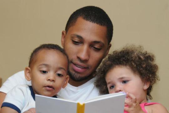 Conheça os benefícios de ler histórias para os pequenos antes de dormir