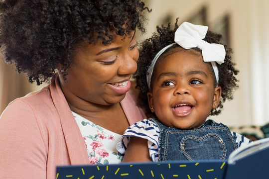 Por que é importante ler para uma criança? Prática estimula o desenvolvimento