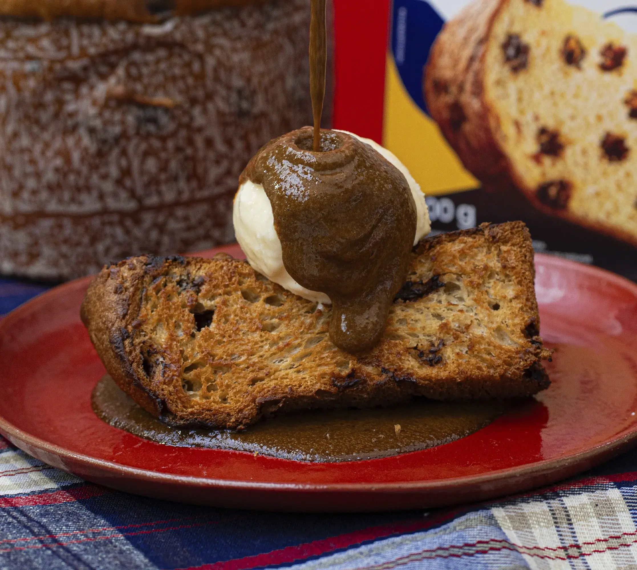 Panettone com Calda de Café e Sorvete