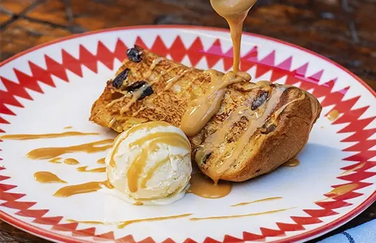 Panettone na Chapa com Sorvete e Calda de Doce de Leite