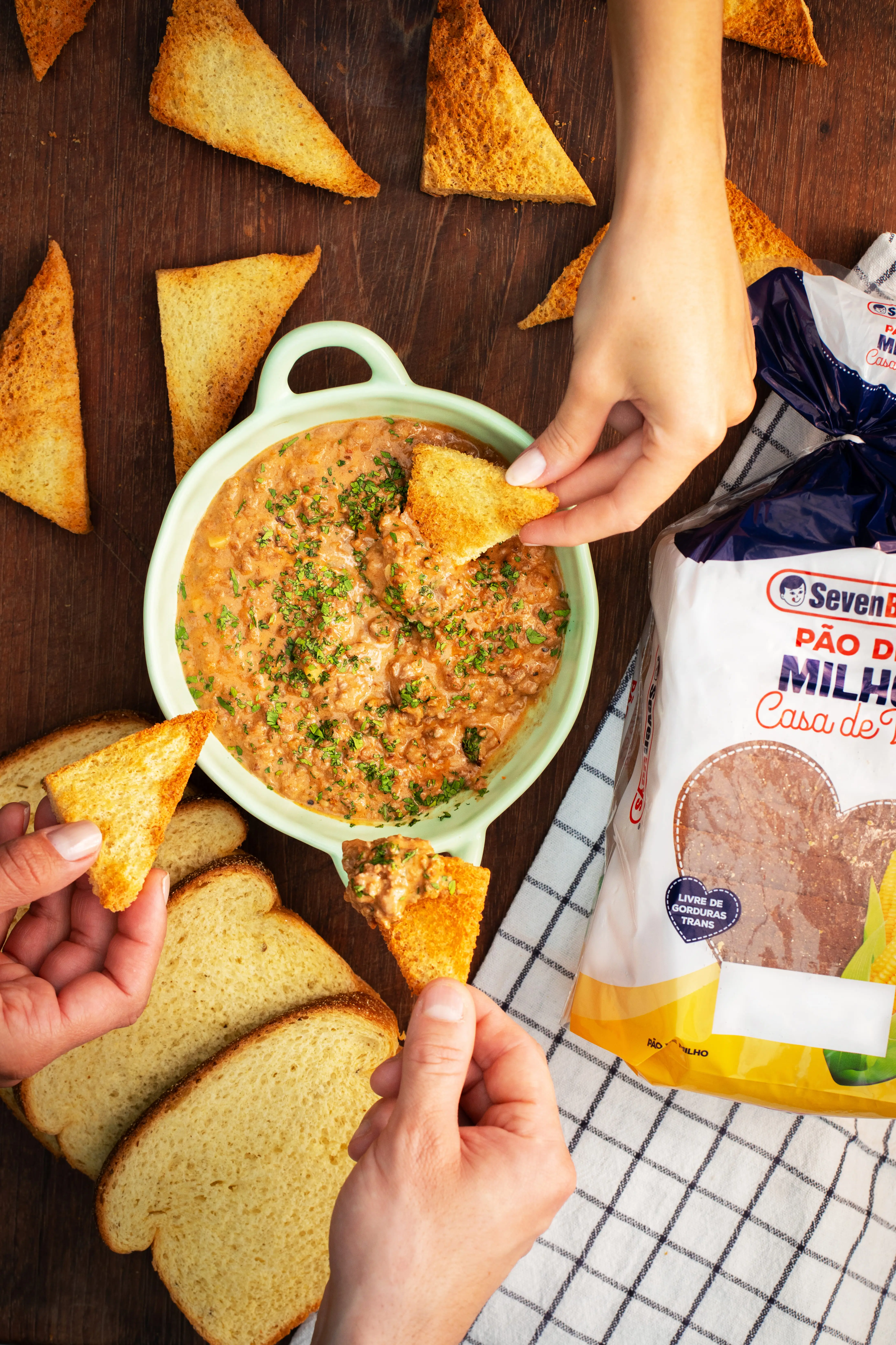 Torrada de Pão de Milho com Carne Cremosa